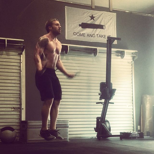  100 Burpees and 300 DUs all done as fast as possible on todays programming. Its not about slaving away. Its about accumulating quality reps and having a purpose behind your programming. #strengthandconditioning #strength #movement #move3d #fitspo #instafit #fitspiration #crossfit #trainadaptevolve #fitfam #comeandtakeit 